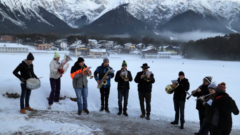 Musikalischer Silvestergruß zum Sonnenaufgang am Zirchbichl in Barwies. Foto: Knut Kuckel