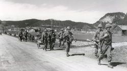 Soldaten der 44. US-Infanterie-Division, die im AuÃŸerfern Tiroler Gebiet betreten haben, stoÃŸen am 29. April 1945 weiter nach SÃ¼den vor. (Aufnahme: U.S. Army Photograph) TLA: Sammlung Lichtbilder