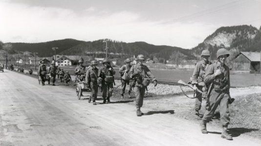 Soldaten der 44. US-Infanterie-Division, die im Außerfern Tiroler Gebiet betreten haben, stoßen am 29. April 1945 weiter nach Süden vor. (Aufnahme: U.S. Army Photograph) TLA: Sammlung Lichtbilder