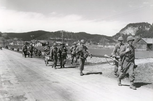 Soldaten der 44. US-Infanterie-Division, die im Außerfern Tiroler Gebiet betreten haben, stoßen am 29. April 1945 weiter nach Süden vor. (Aufnahme: U.S. Army Photograph) TLA: Sammlung Lichtbilder